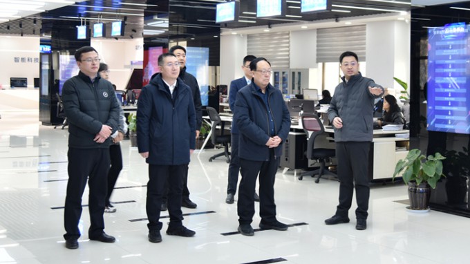 張佩峰一行在蘭州科技大市場考察調研